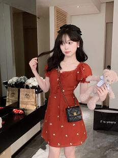 安璃 刺绣小雏菊绝美显白红色短裙俏皮元气感打揽抽绳碎花连衣裙