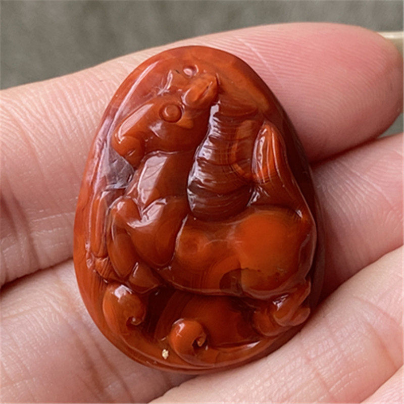 天然南红玛瑙手工雕刻生肖马吊坠 柿子红火焰红玉石挂件