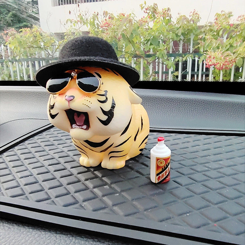 汽车中控台饰品个性车内摆件车创意抖音款车载可爱小老虎男生款酷