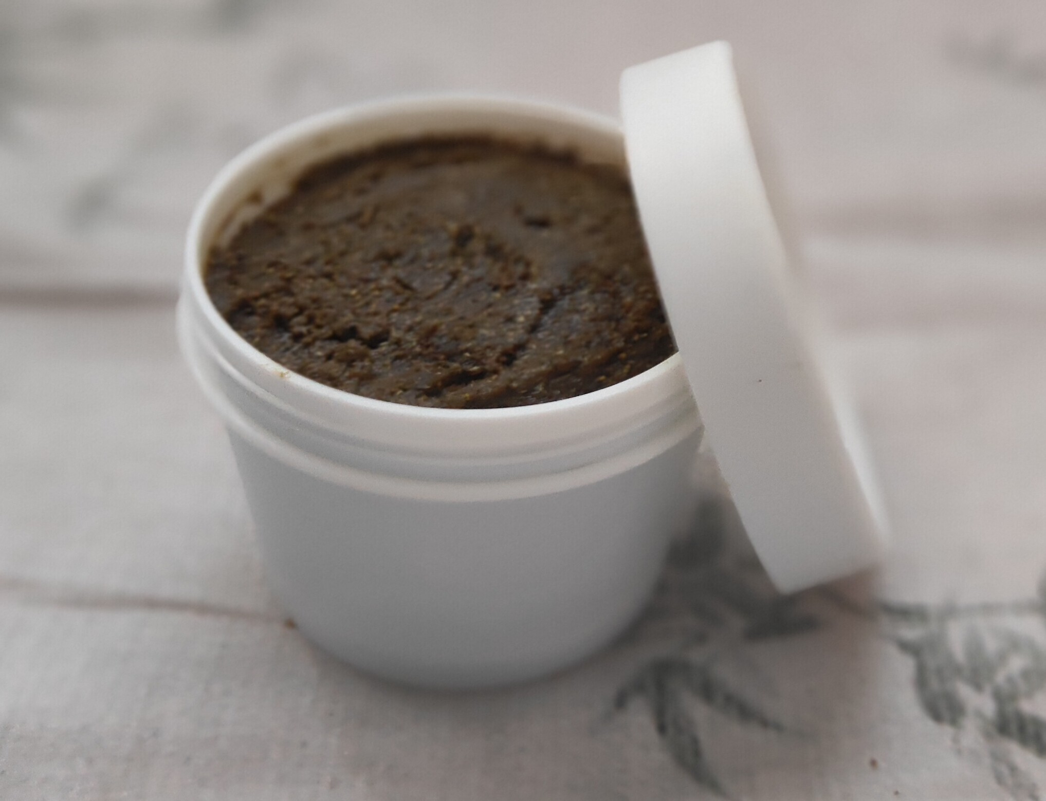 祛痘印痘坑膏敷在痘痕痘印部位三十分钟以上植物粉末蜂蜜熬制