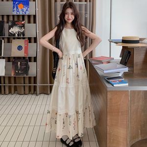 松弛感文艺风米白色无袖连衣裙女夏2025超火好看慵懒减龄背心长裙图片