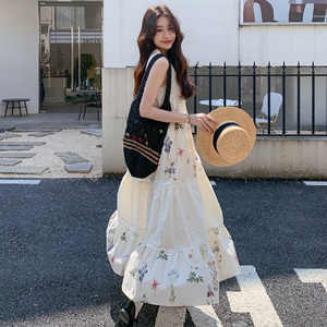 松弛感文艺风米白色无袖连衣裙女夏2025超火好看慵懒减龄背心长裙