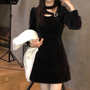 春秋新款黑色连衣裙女短款设计感收腰显瘦气质配大衣打底裙小黑裙