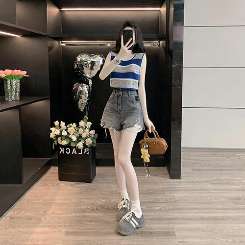 减龄穿搭一整套女装夏季洋气灰色宽松条纹针织背心牛仔短裤两件套