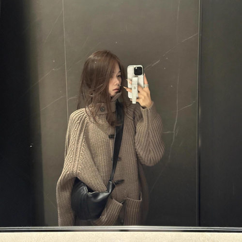 濮院毛衫厂 韩系慵懒风牛角扣手工粗棒高克重秋季氛围感针织外套