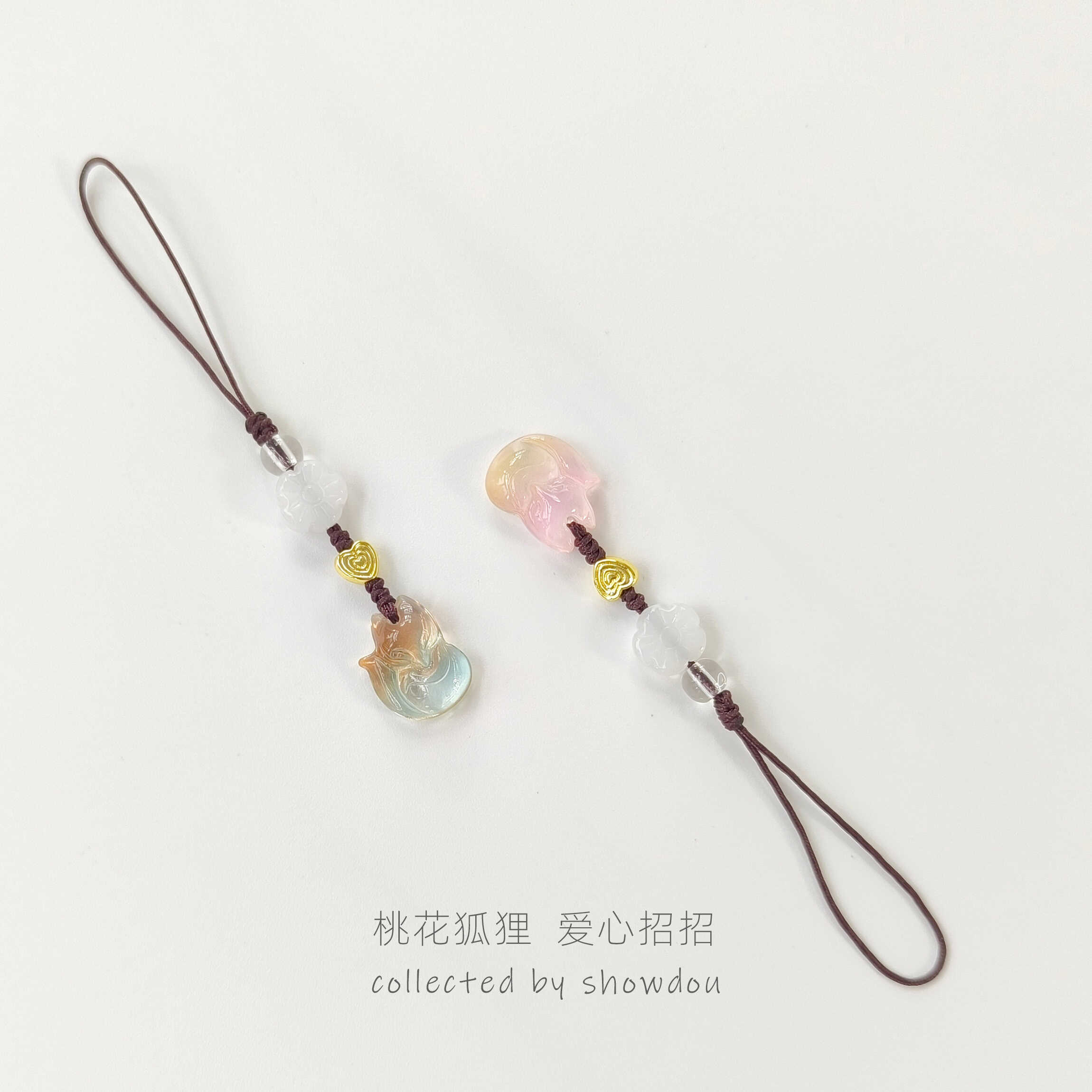 有爱心的桃花小狐狸手机挂件