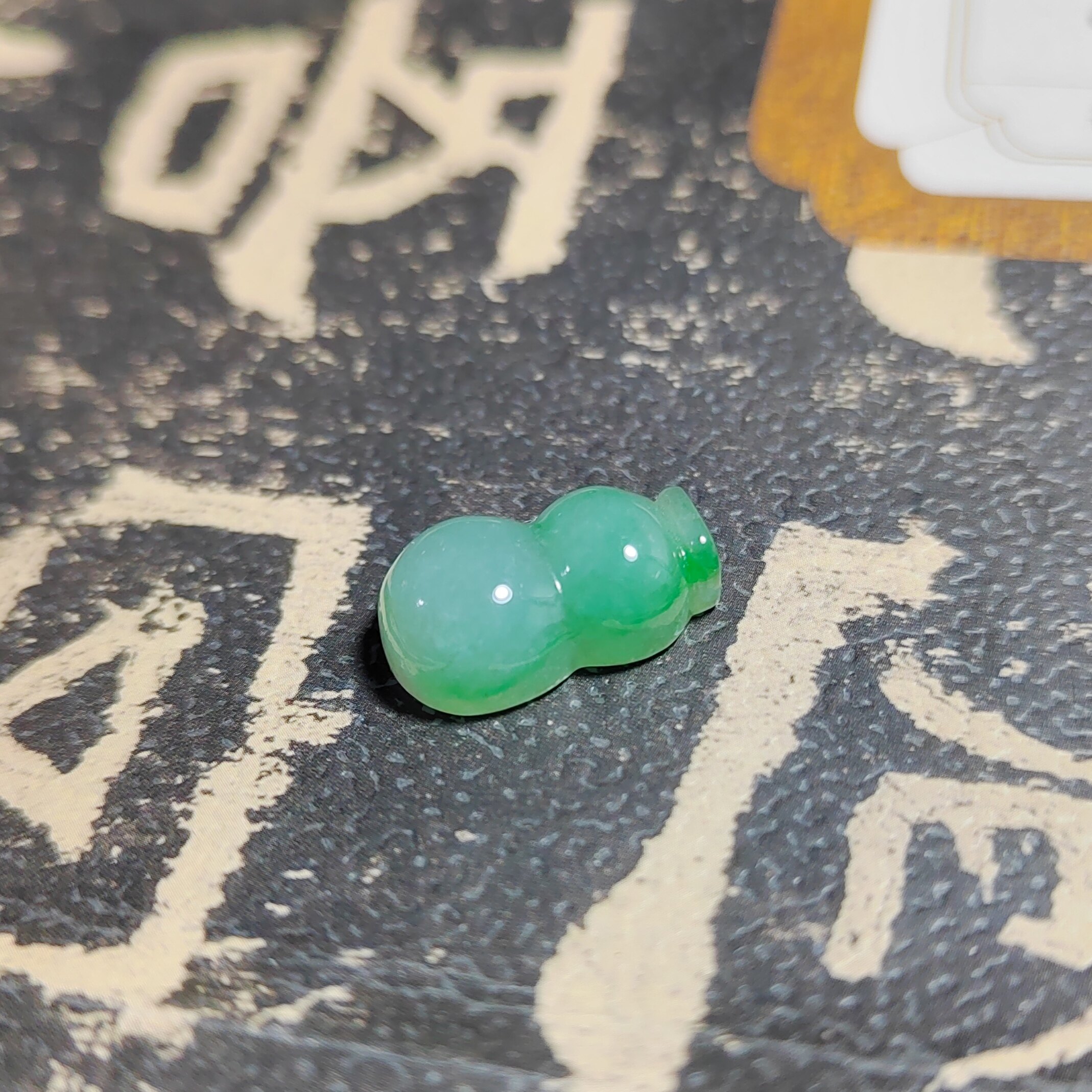 天然糯种翡翠飘花葫芦金丝阳绿戒面裸石一物一拍
