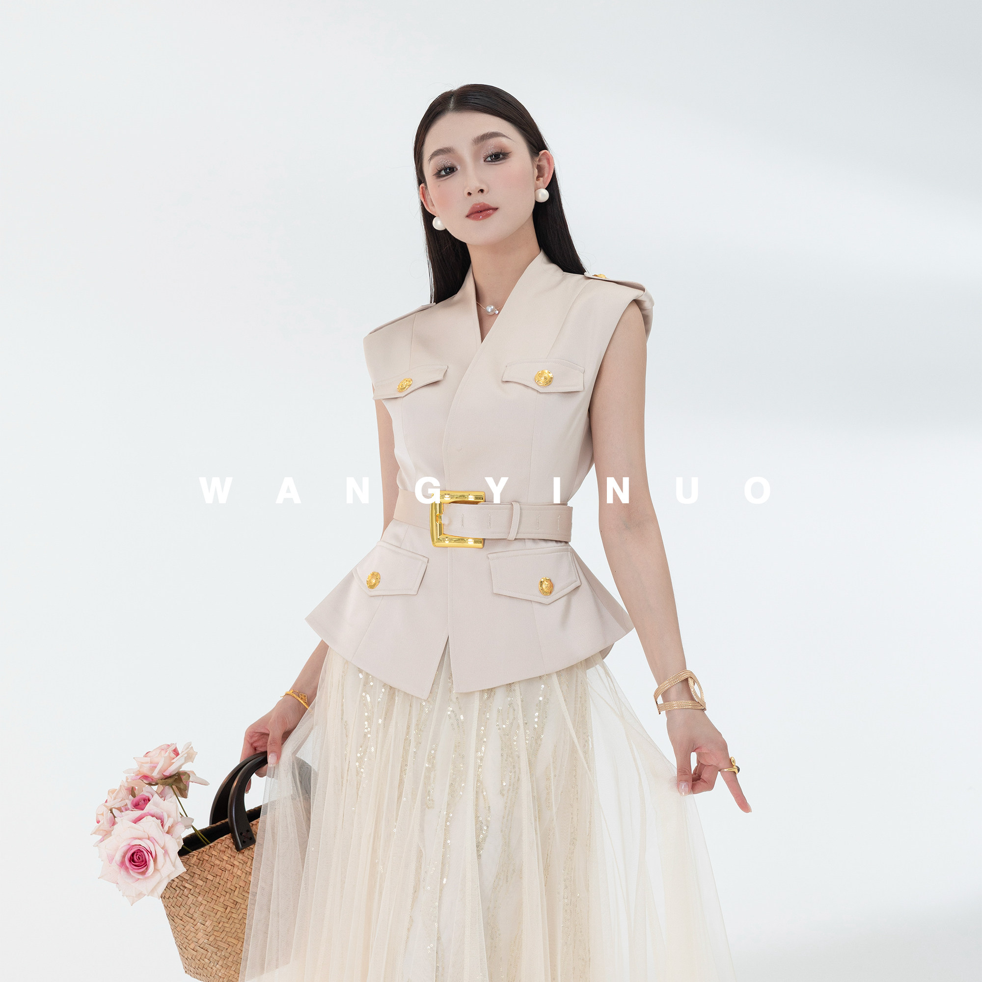 MD依诺【魅力女王】2026夏季时尚显瘦收腰气质设计感V领马甲外套