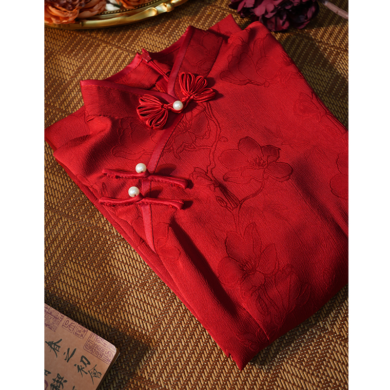 Red cheongsam for bride, summer lightweight evening dress, 2023 collection Red cheongsam for bride, summer lightweight evening dress, 2023 collection