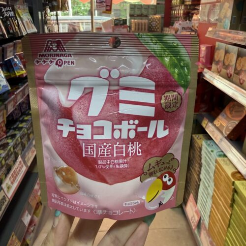 香港代购日本森永期间限定大玉白桃葡萄软糖夹心朱古巧克力球零食