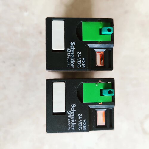 施耐德继电器：RXM3AB1BD、24vDC≈10a。实物