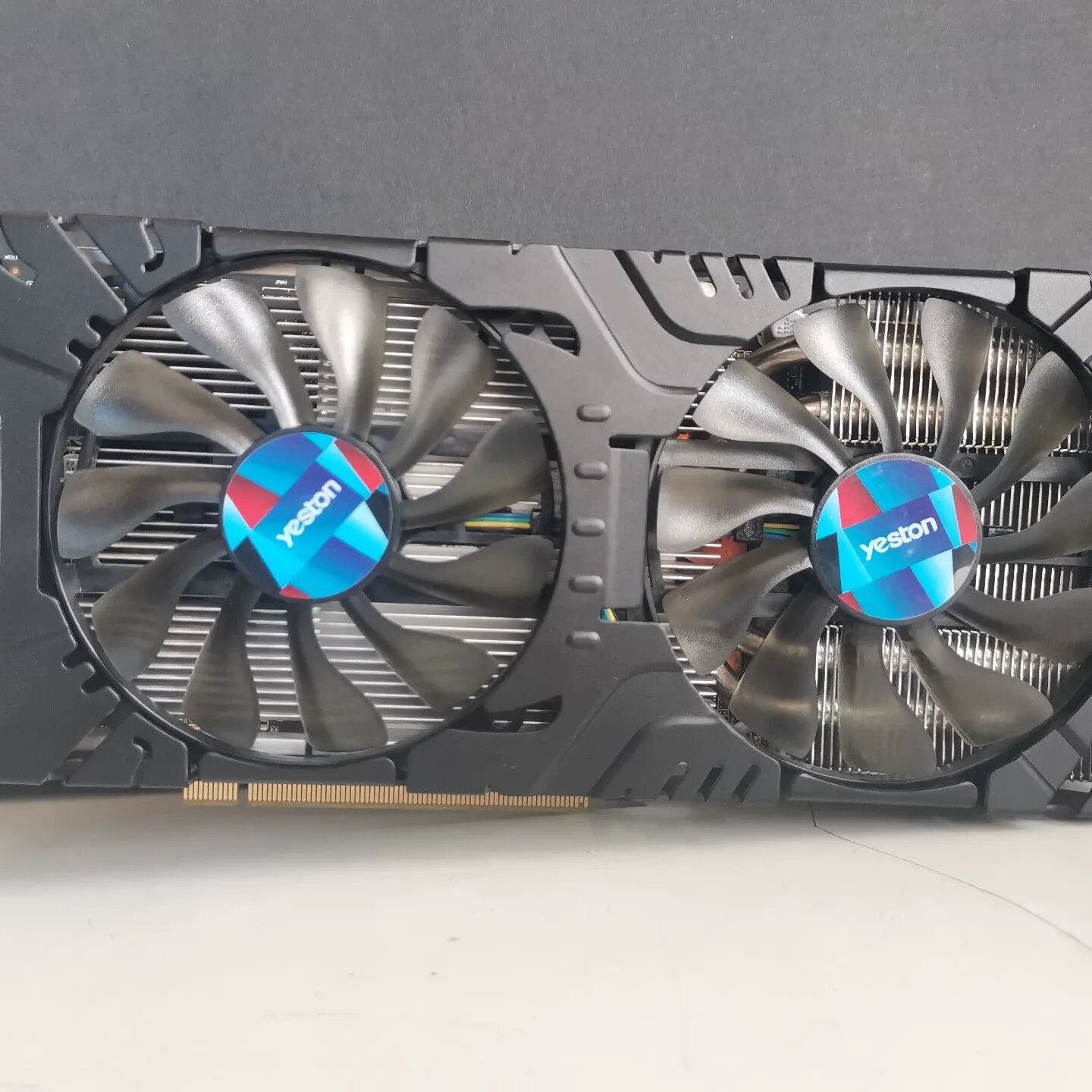 yeston盈通 RX580 8G 2048SP大地之神吃鸡图片