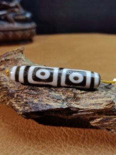 地门四眼天珠藏传九眼石页岩玉髓玛瑙真品油润瓷白油糯