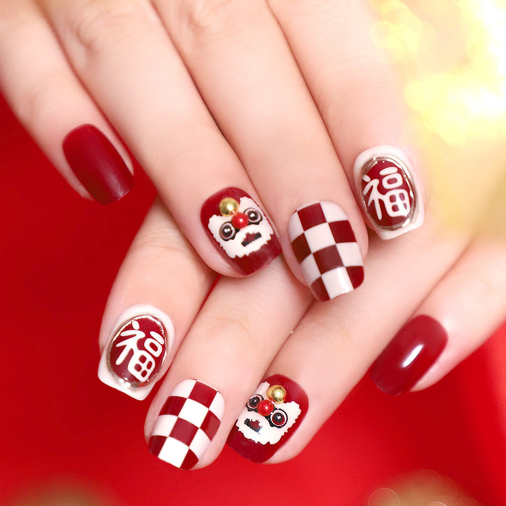 穿戴甲短款酒红色显白2024新年醒狮开运棋盘格春节美甲贴片成品
