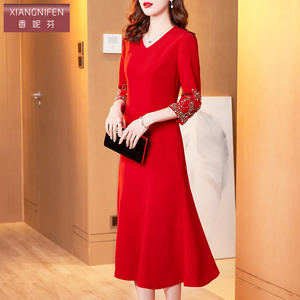 香妮芬时尚洋气v领妈妈连衣裙2026春新款红色高端醋酸气质中长裙