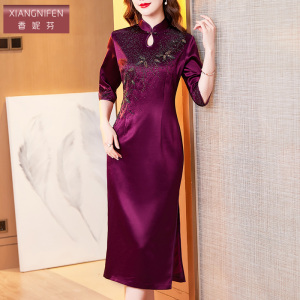 香妮芬紫色时尚洋气醋酸绣花妈妈连衣裙女2026春新款收腰婚宴礼服