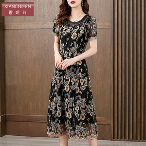 香妮芬精致轻奢高端刺绣妈妈连衣裙女2026夏新款气质洋气时尚裙子