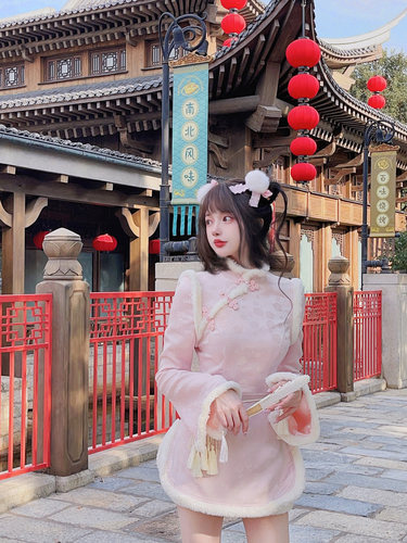 盘扣提花毛绒边新中式旗袍连衣裙