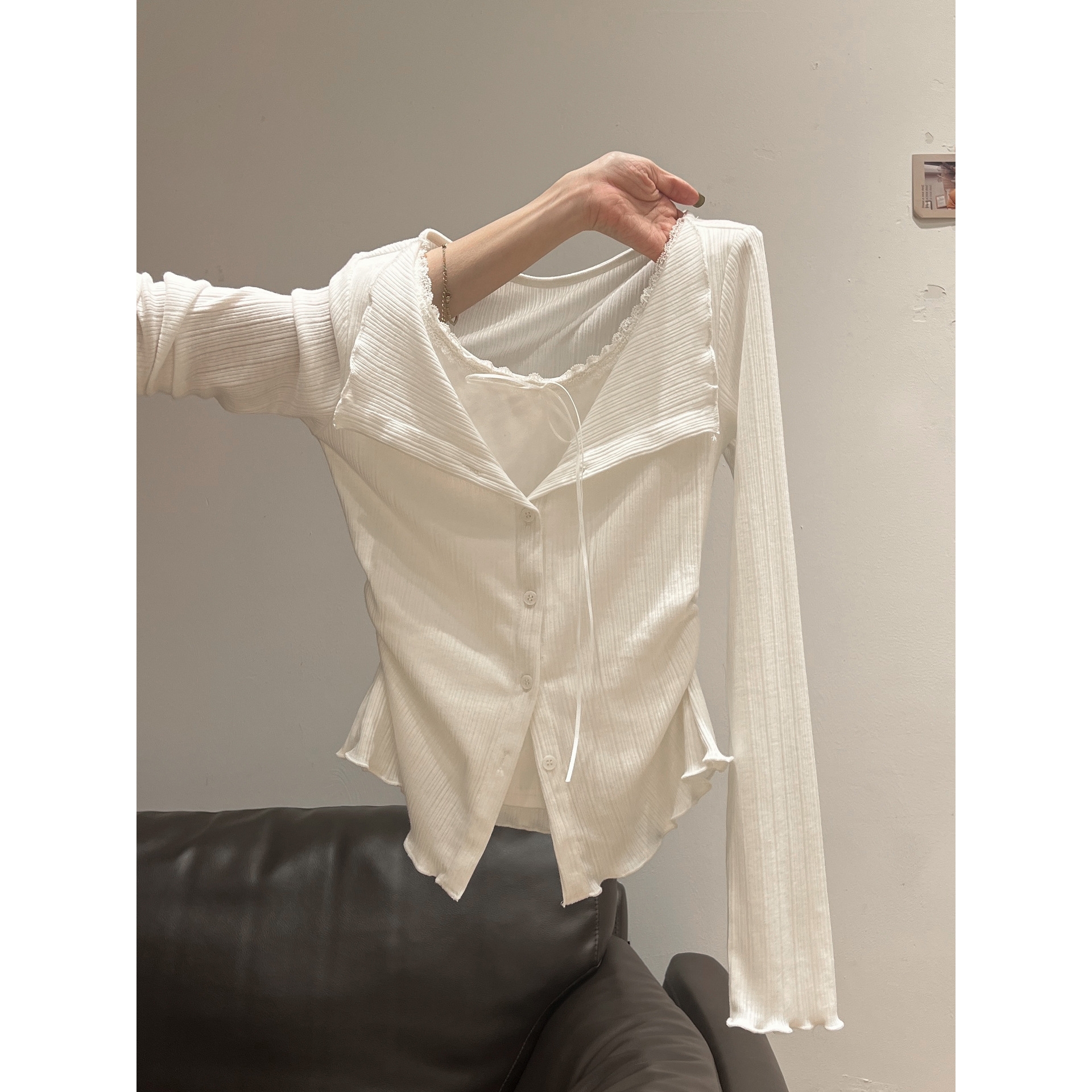 木耳边独特翻领长袖T恤女假两件单排扣上衣早秋穿搭V领打底衫内搭