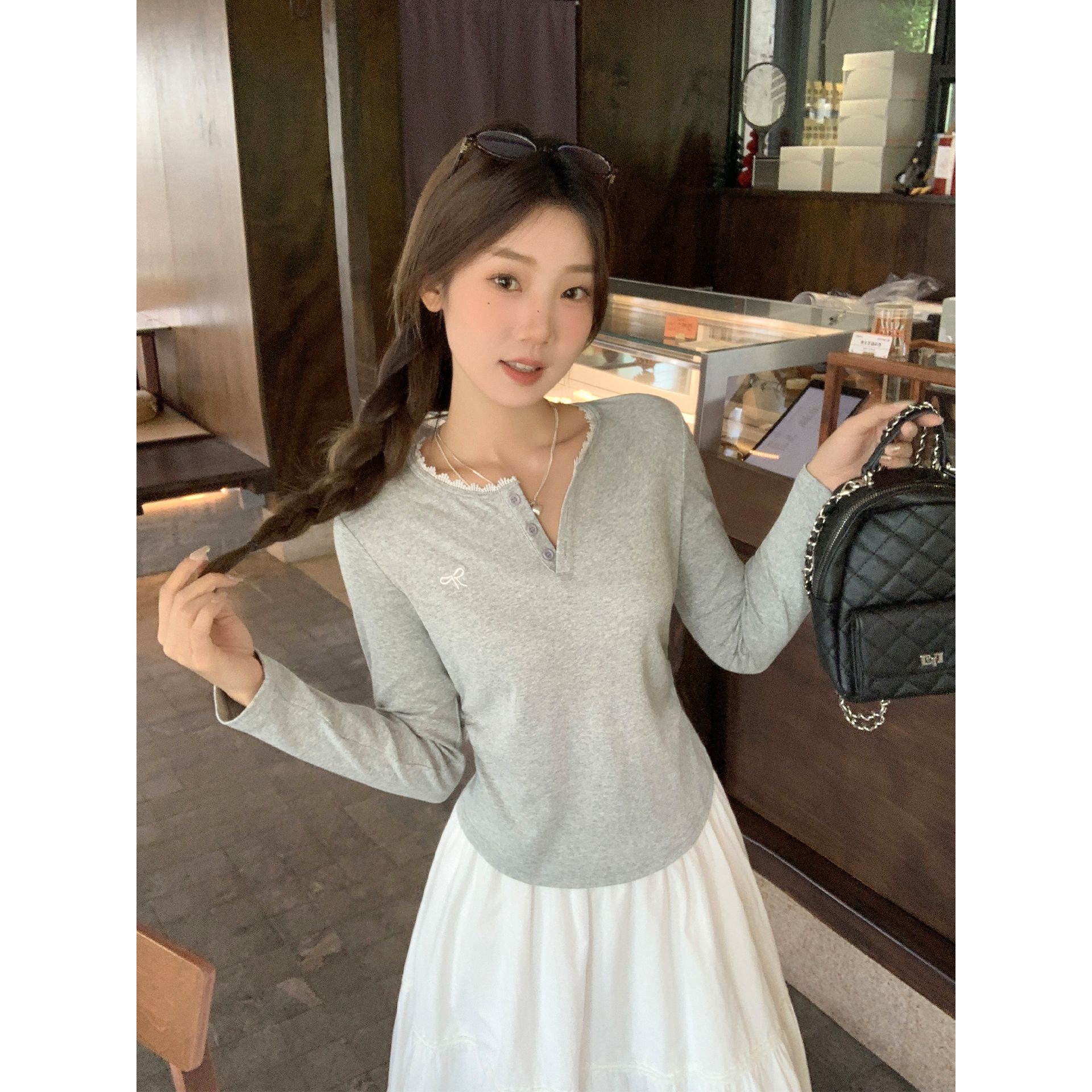 新款ins风蝴蝶结刺绣蕾丝纽扣纯色长袖T恤女装韩系宽松设计感上衣