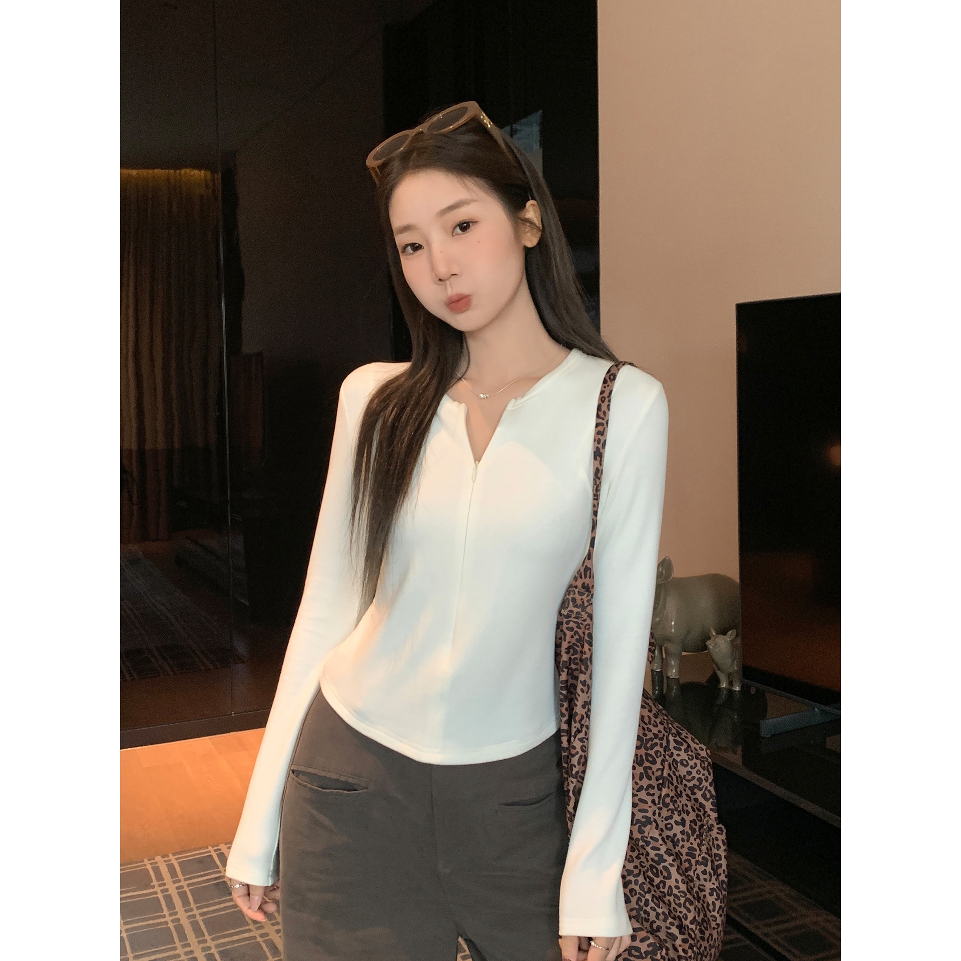 米白色拉链设计感长袖内搭T恤女2025秋季新款修身显瘦打底衫上衣