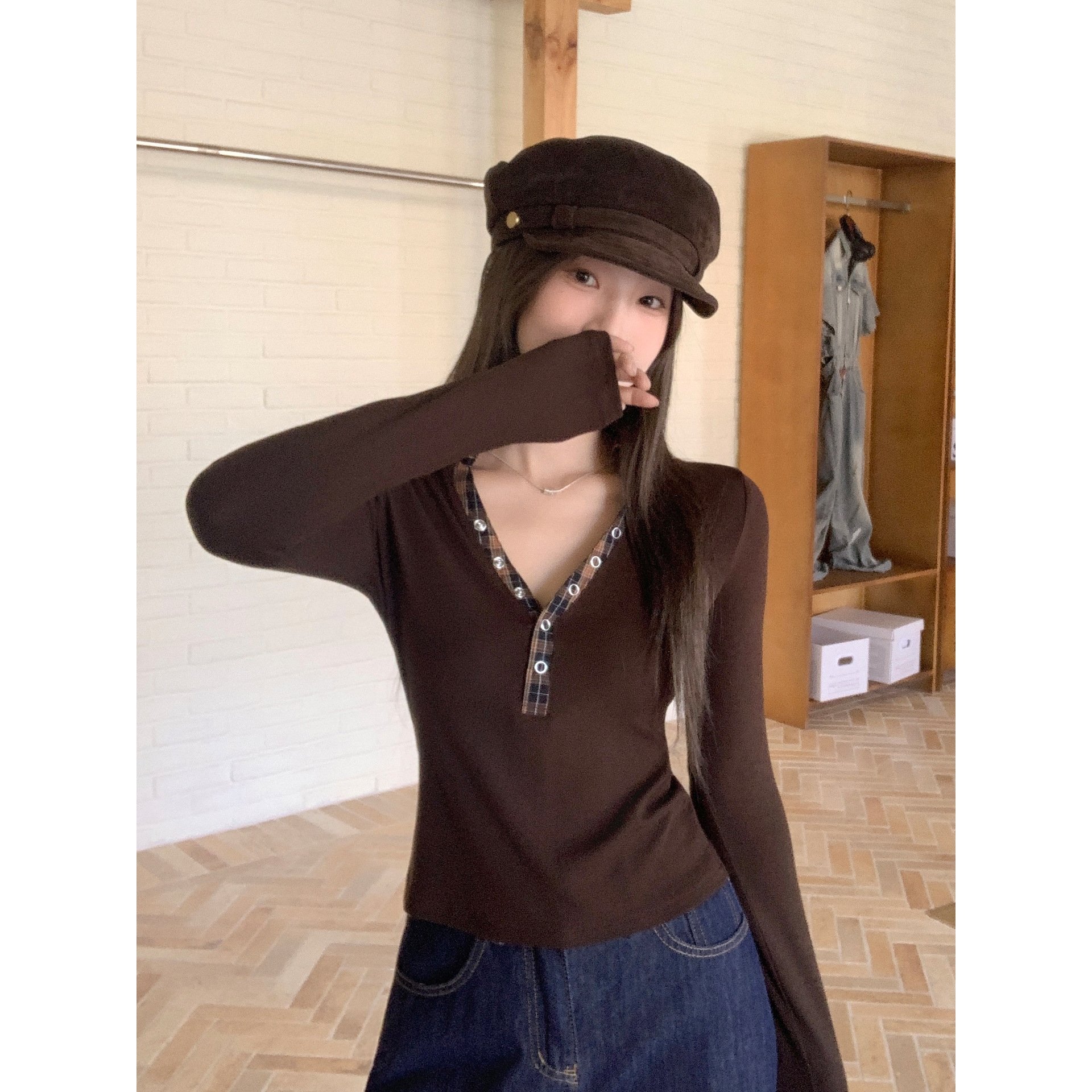 咖色格纹拼接撞色V领内搭长袖T恤女2025秋季新款半开领打底衫上衣