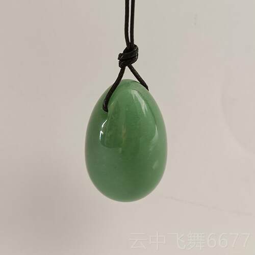 正品购产坠品纯天然采的绿色翡翠蛋，蛋形的半宝石吊珠宝，饰把手