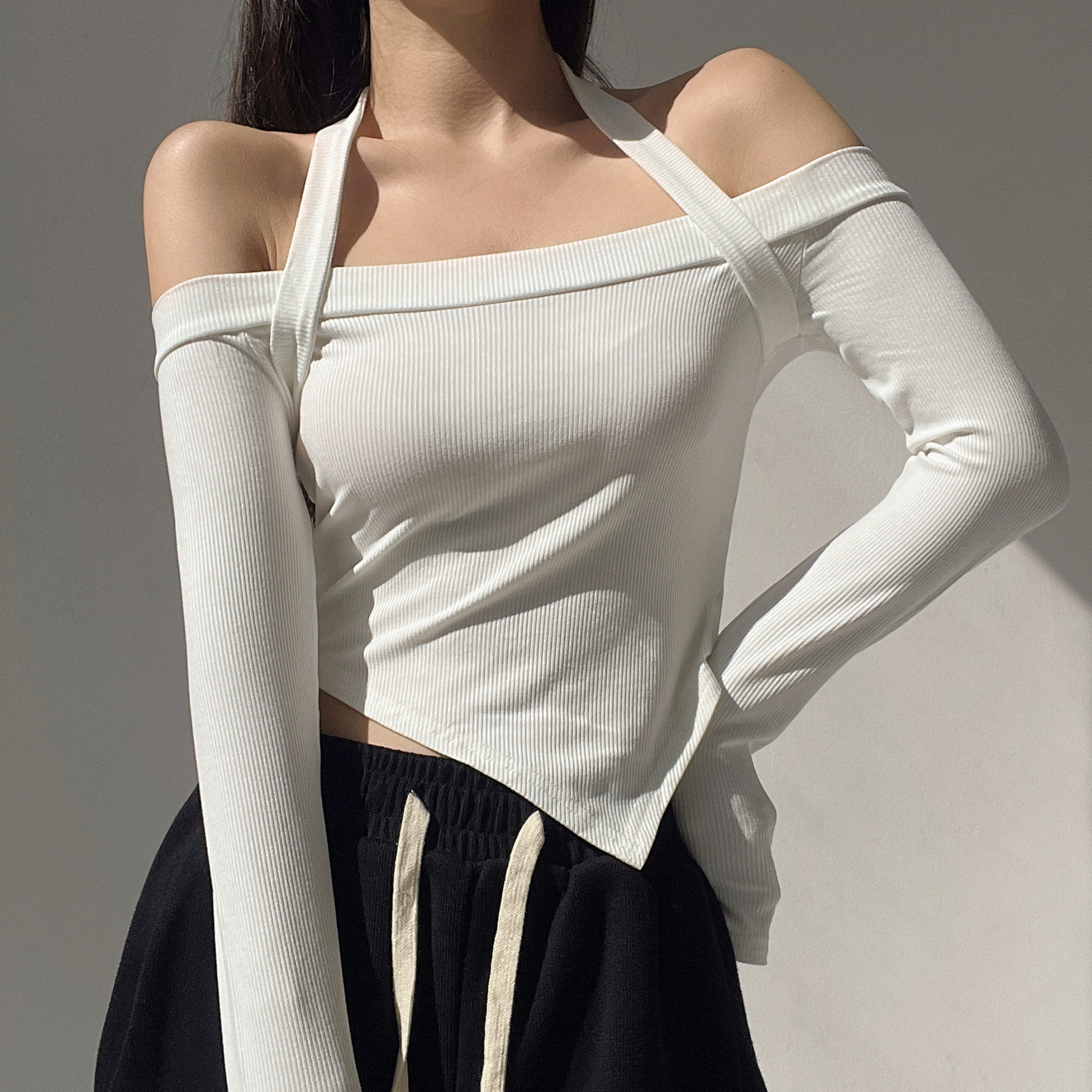 WS STUDIOS 欧美性感一字领挂脖修身长袖上衣女不规则下摆短款T恤