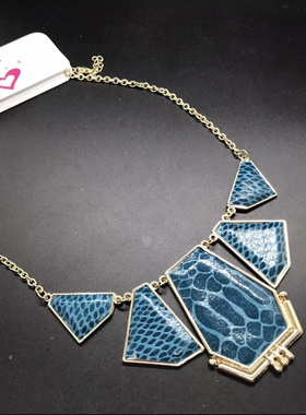 Diva夸张蓝色皮革蛇纹款短款项链长度45厘米左右上面的可能是皮革