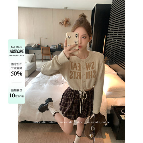 MLS露出小蛮腰字母毛衣