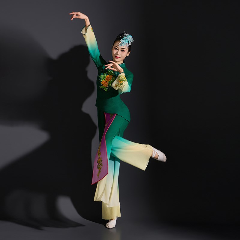 新选秧歌服演出服女m2025新款成人古典扇子舞蹈服装中国风广场舞