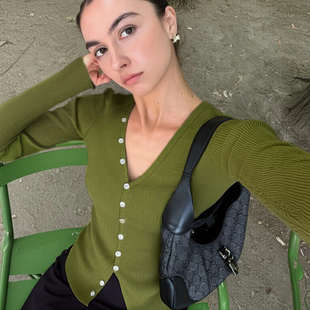 SWEETOWN美式 v領坑條長袖 開衫 女 休閑風優雅不規則排扣針織T恤修身
