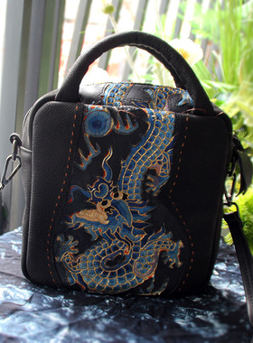 专拍链接。民族风精品老绣包蓝龙图案头层牛皮手工刺绣方包国风