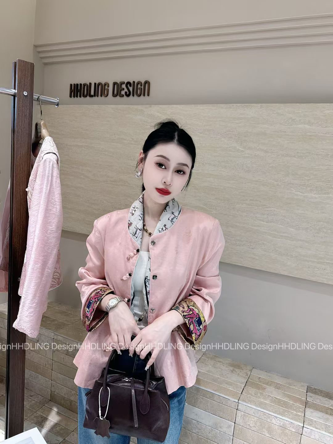 2026冬季新韩版时尚百搭显瘦女潮圆领长袖盘扣真丝上衣女外套女