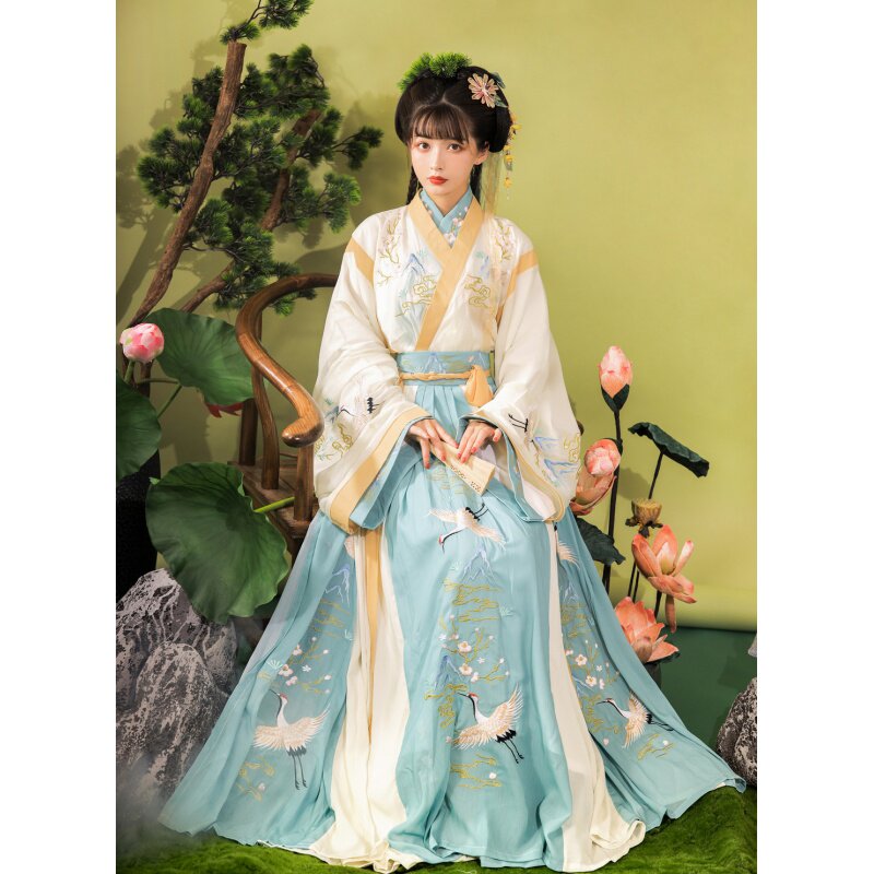热销汉虞葵原创汉服女羽集晋制齐腰魏晋风交领风米大新款现货裙摆属于什么档次？