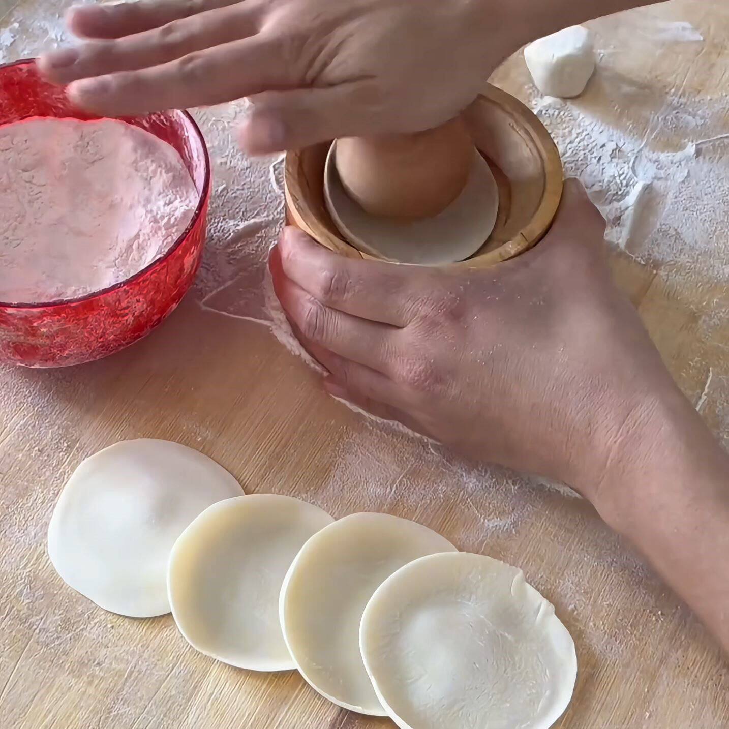 手工圆形擀饺子器家用压饺子皮包水面皮饺子模具新款饺子压皮神器