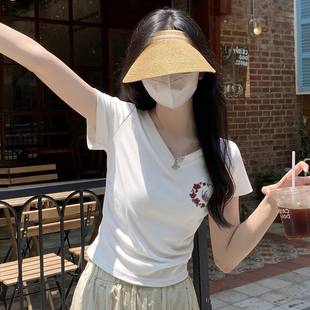 上衣夏 白色正肩女t恤v领短袖 2025新款 修身 显瘦弧形下摆小个子短款