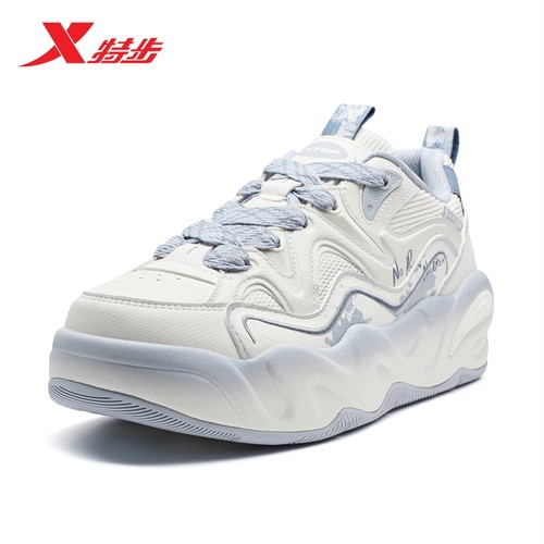 特步萌仔鞋2025冬女款革面保暖厚底休闲鞋增高运动鞋975418310026