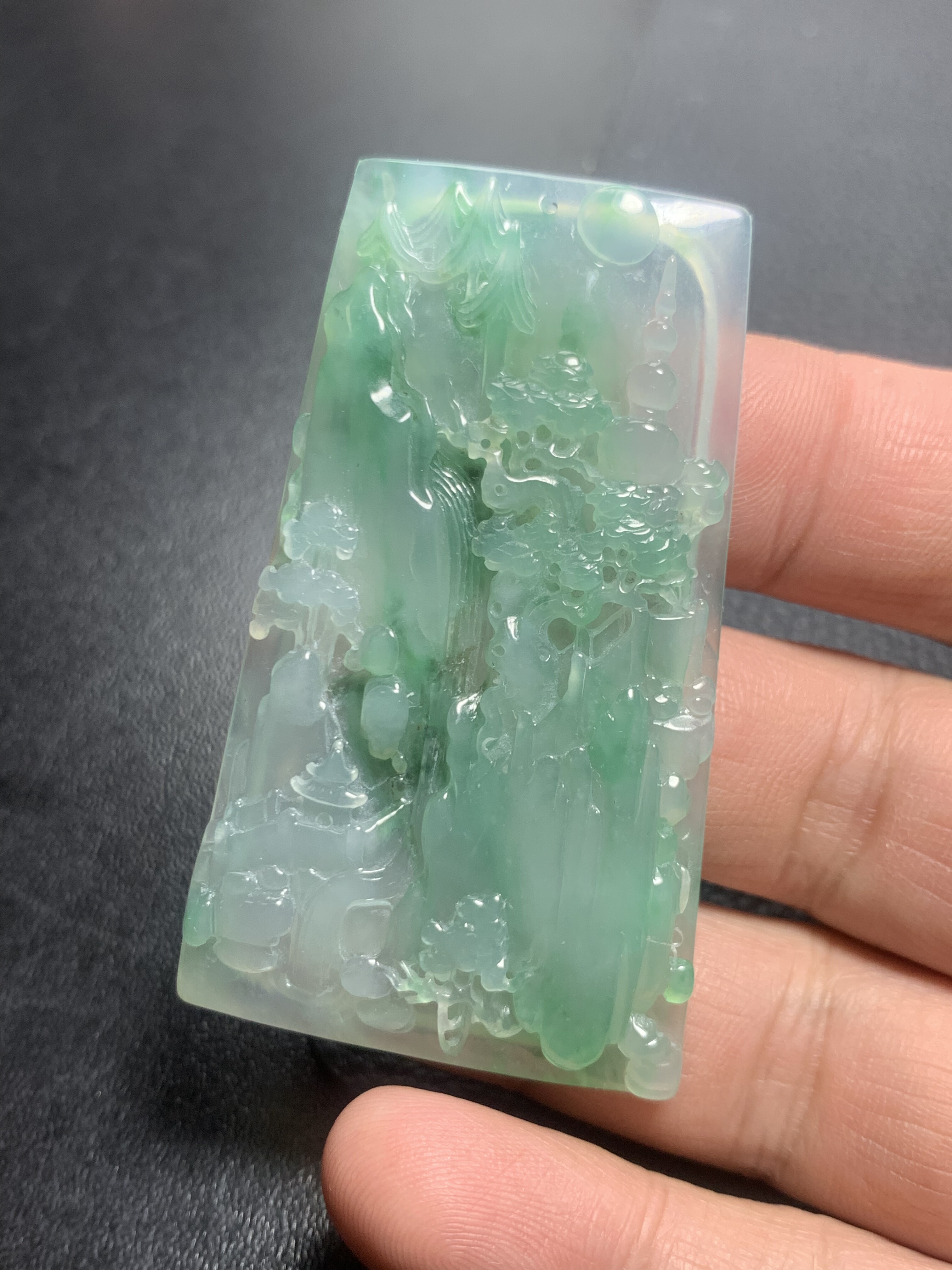 高冰种晴绿山水牌挂件高品质缅甸天然翡翠A货现货