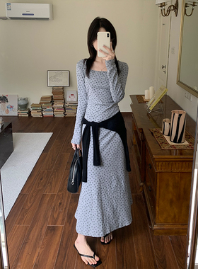 复古小众设计感气质小方领长袖碎花连衣裙新款收腰显瘦花灰色长裙