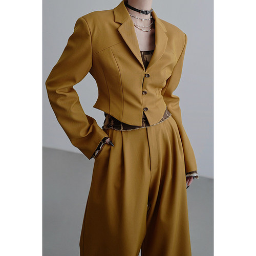 无以幻象塑腰短款西装