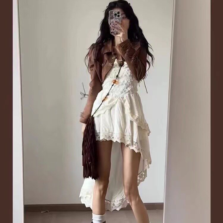 2026早秋新款设计感不规则白色吊带连衣裙女度假风甜辣显瘦套装裙