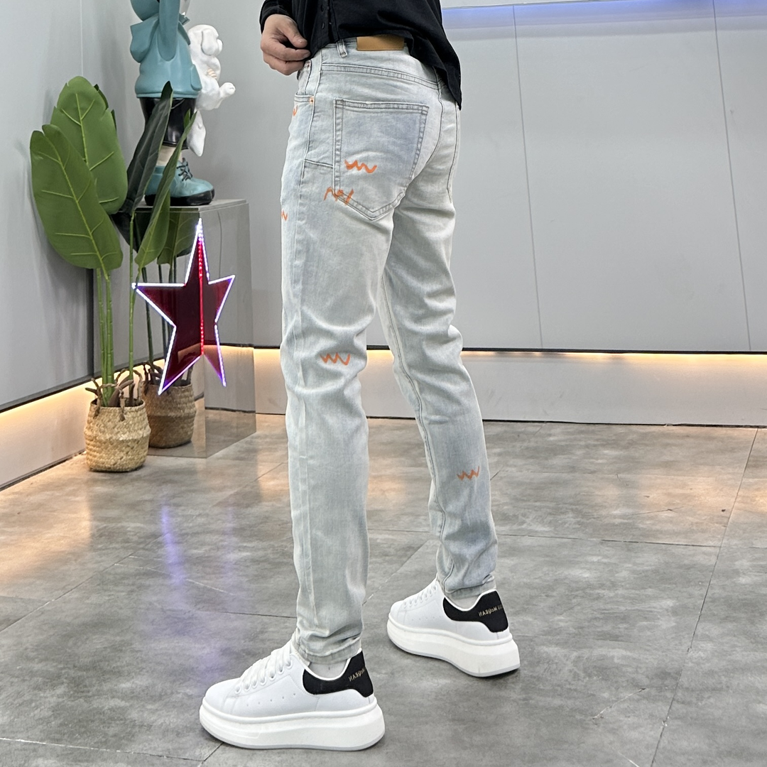 2025春夏新款高档浅蓝色牛仔裤男潮牌印花男士韩版修身小脚裤子潮
