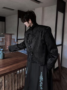 原创新中式立领盘扣短款斜门襟西装外套男网红夹克潮H2092P130,浅蓝牛仔搭配黑色带帽卫衣图片