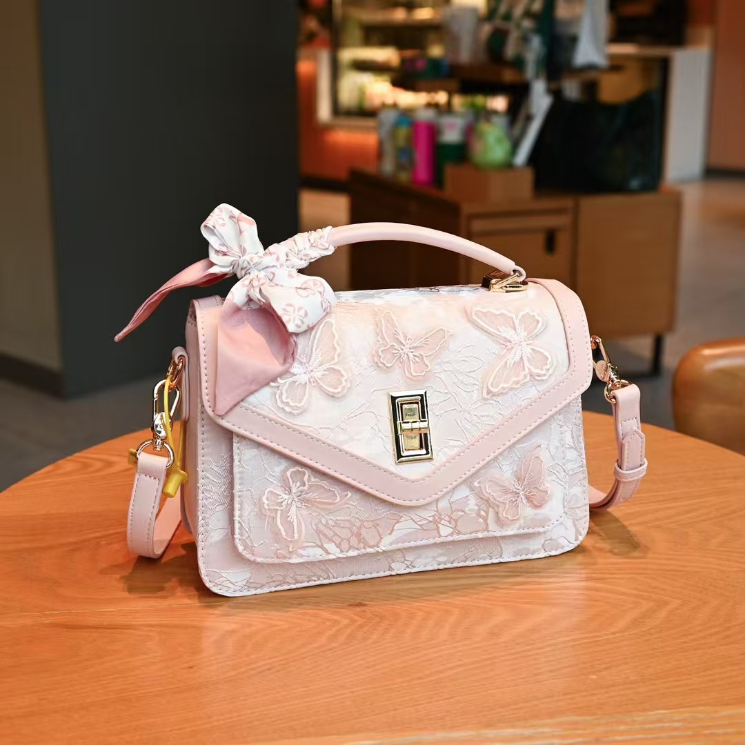 风潮2025新款蕾丝蝴蝶刺绣邮差包高级质感手提单肩斜挎包