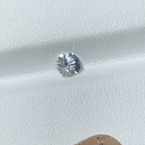 天然白色蓝宝石圆形4毫米的