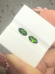 天然透辉石西伯利亚祖母绿一对1.2克拉