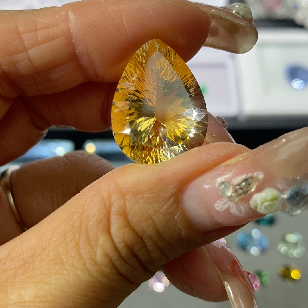 天然黄水晶裸石21.42克拉全净无瑕千禧切割火彩非常好,珠宝/钻石/翡翠,裸石,淘宝优惠券,粉丝福利购,淘宝优惠卷