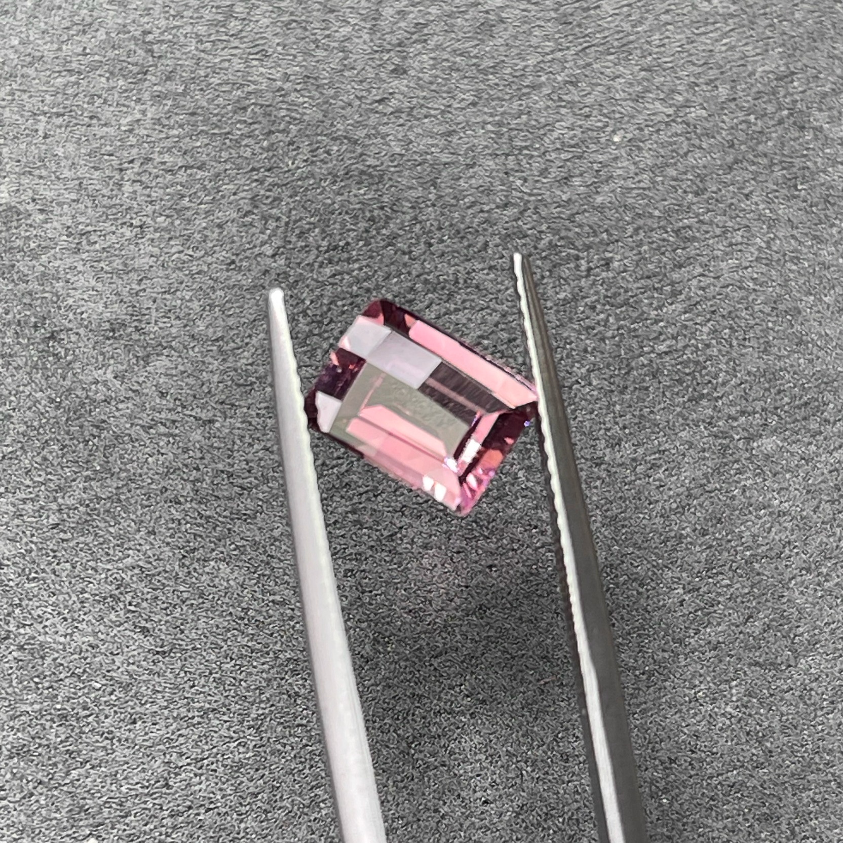 樱花粉碧玺格子面2.05克拉