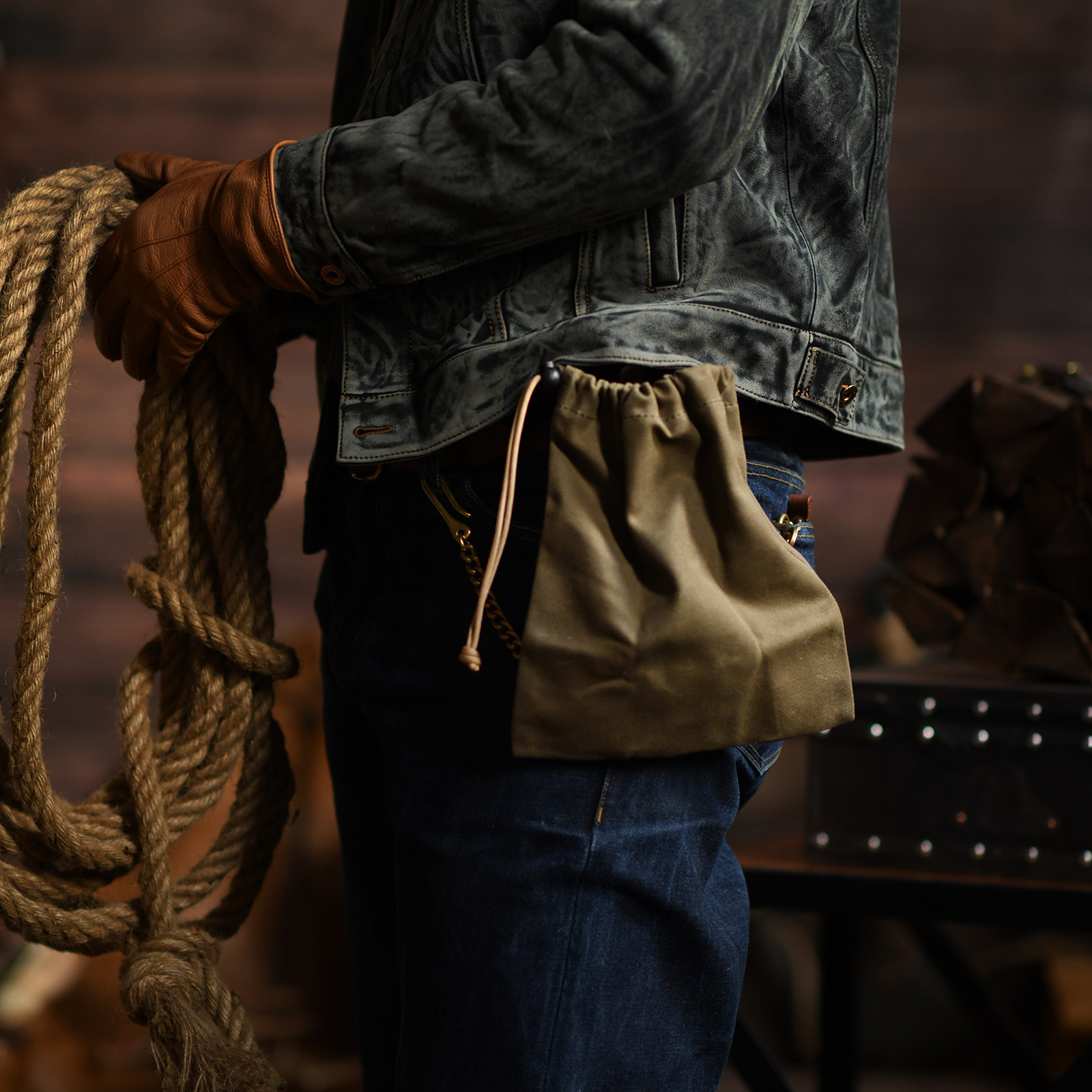 新品男士折叠收纳包腰包牛皮拼接油蜡帆布穿皮带户外便携腰挂包潮